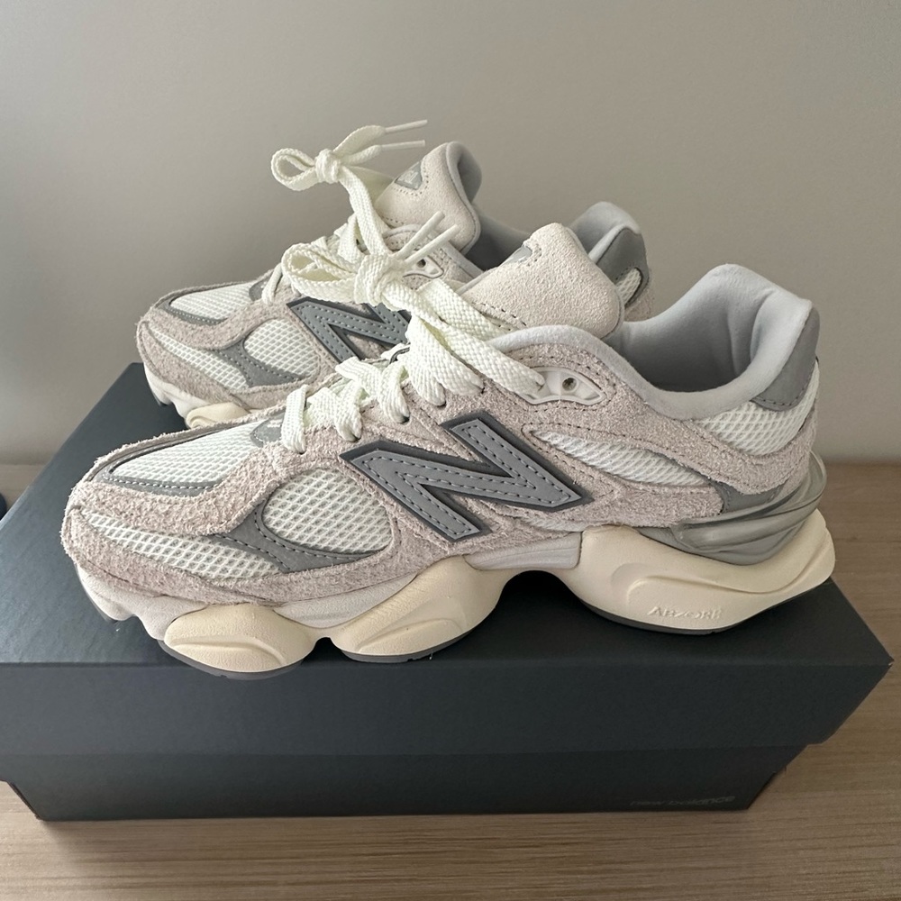 Women’s 9060 new balance in excellent condition. Never worn! New!